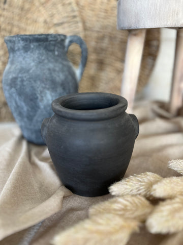 The burnt terracotta pot
