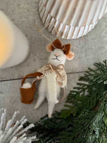 Yarn Yasmin the mouse ornament