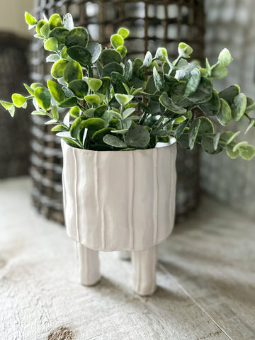 The textured planter with legs